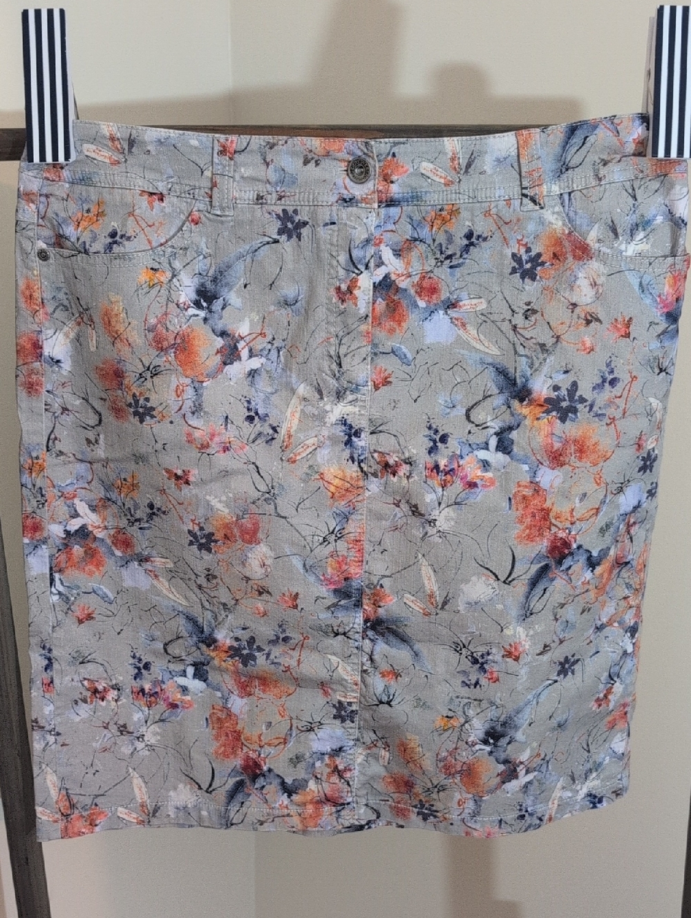 Gerry Weber| Floral Print Pencil Skirt in Gray with Orange & Blue Accents